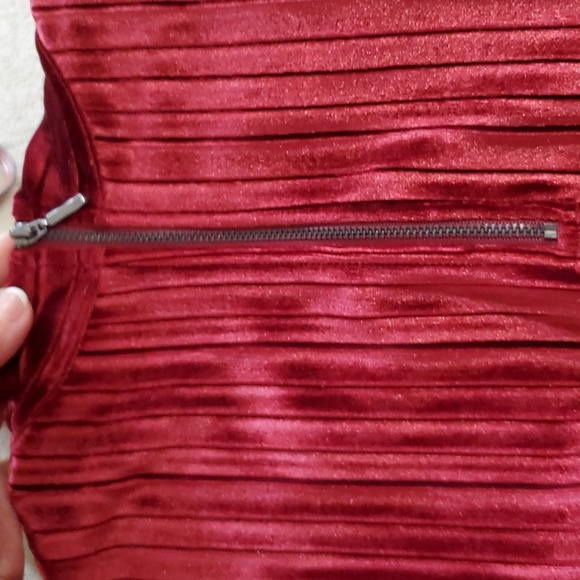 Velvety Sleeveless Blouse - Picture 7 of 7